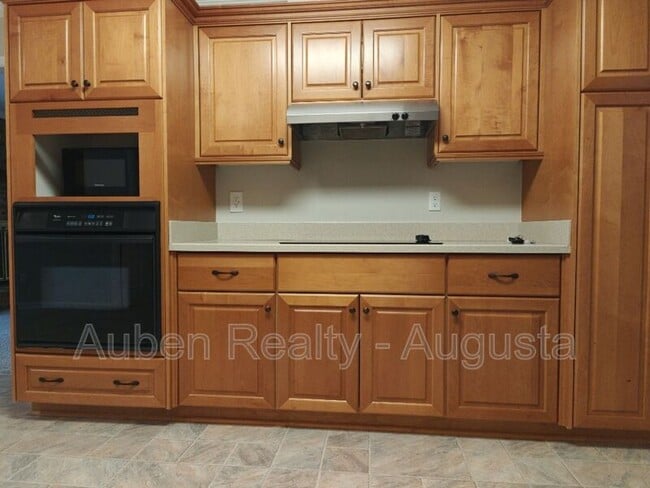 Building Photo - 5183 Fairington Dr