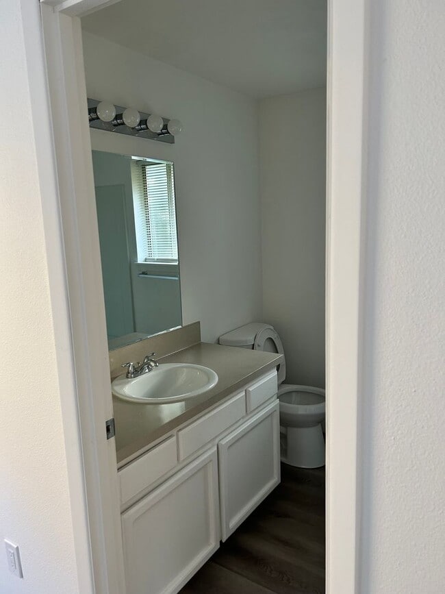 Building Photo - Large 2 Bed Duplex with Walk In Closets/Pr...
