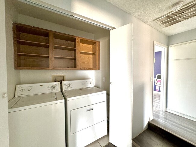 Building Photo - 4BD/3BA Henderson Townhome with Fireplace,...