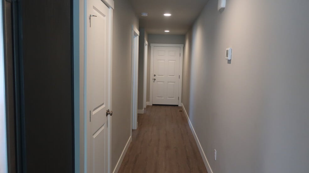 Building Photo - 1099 S New Oak Ln
