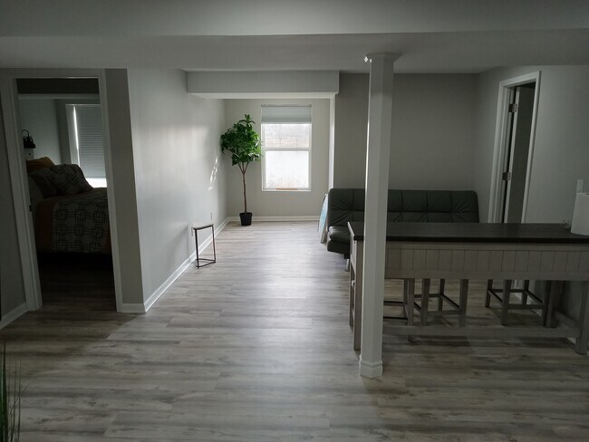 Building Photo - 609 S Avon Ct
