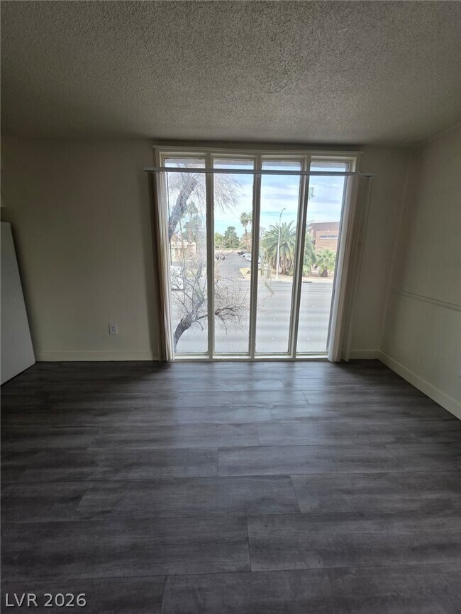 Building Photo - 1121 E Desert Inn Rd