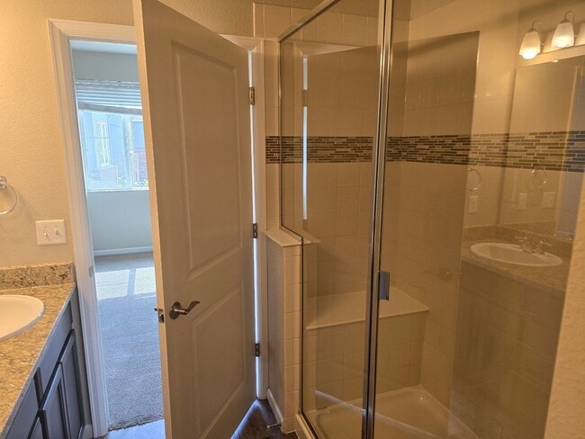 Building Photo - Townhome with great access to shopping, restauraunts and more!