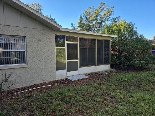 Building Photo - Beautuful 2 bedroom, 2 bath, 2 car garage rental home in Weeki Wachee!
