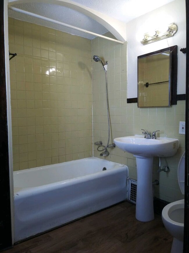 Building Photo - 2 Bedroom House