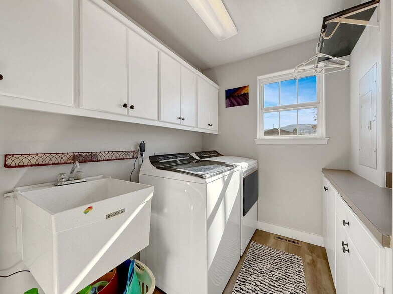 Building Photo - 237 W Alder St