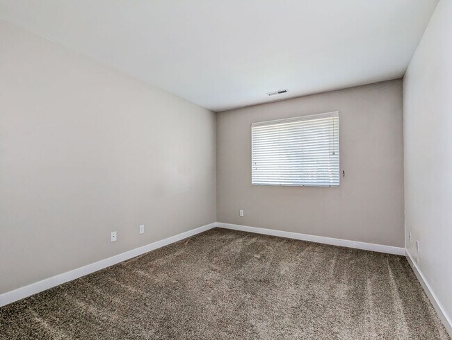 Building Photo - Beautiful 3 bed, 2.5 bath home with fully ...
