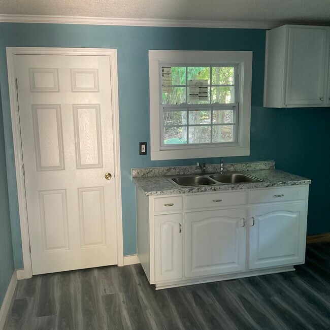 Building Photo - 409 Miller St