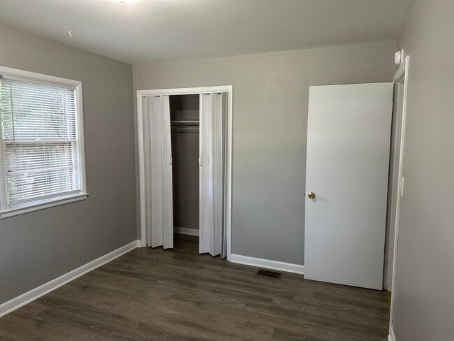 Building Photo - 1072 Hudson Ave