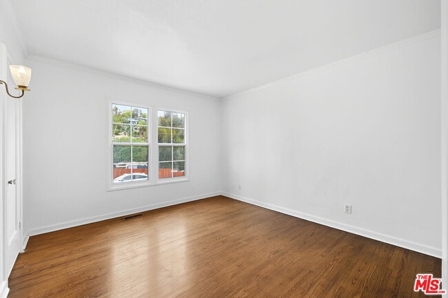Building Photo - 2132 Cove Ave