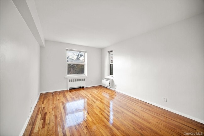 Building Photo - 730 Pelham Rd