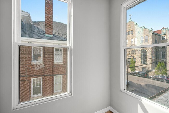 Building Photo - 835 Isabella St