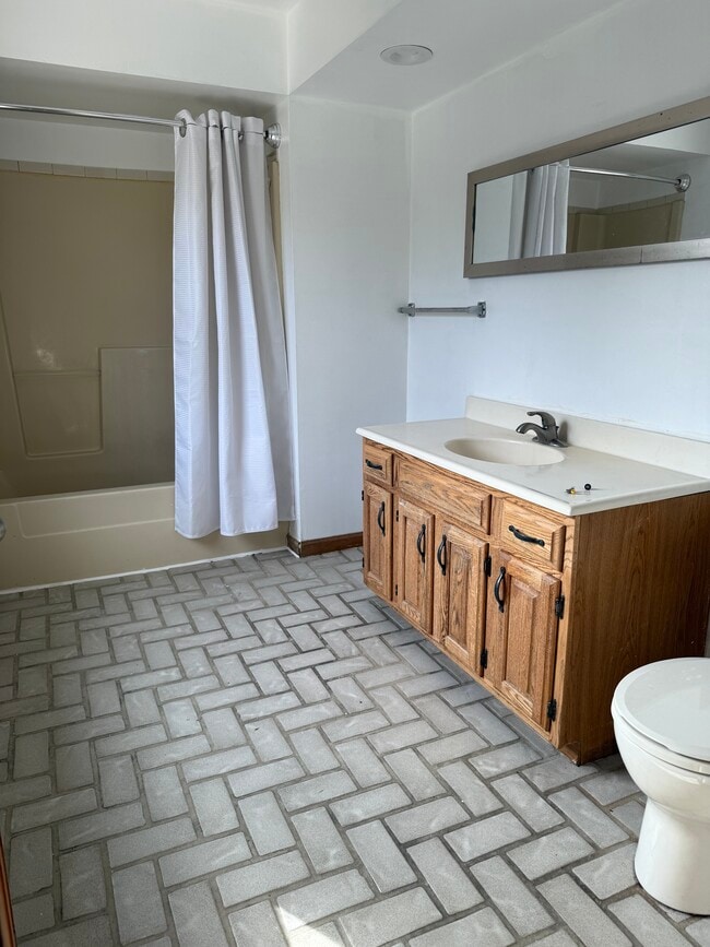 Building Photo - 3007 Lincoln Rd