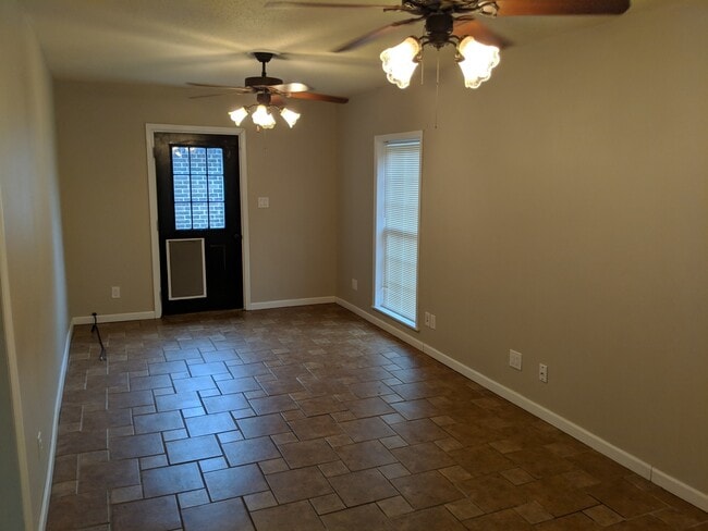 Building Photo - Awesome 4 bed/ 2 bath home located just of...