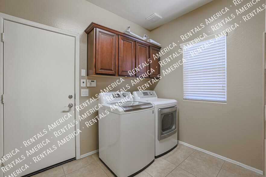 Building Photo - 2954 E Coconino Dr