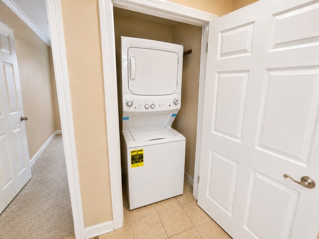 Building Photo - Spacious Furnished 3-Bedroom Condo Oasis with 2 Baths in Davenport