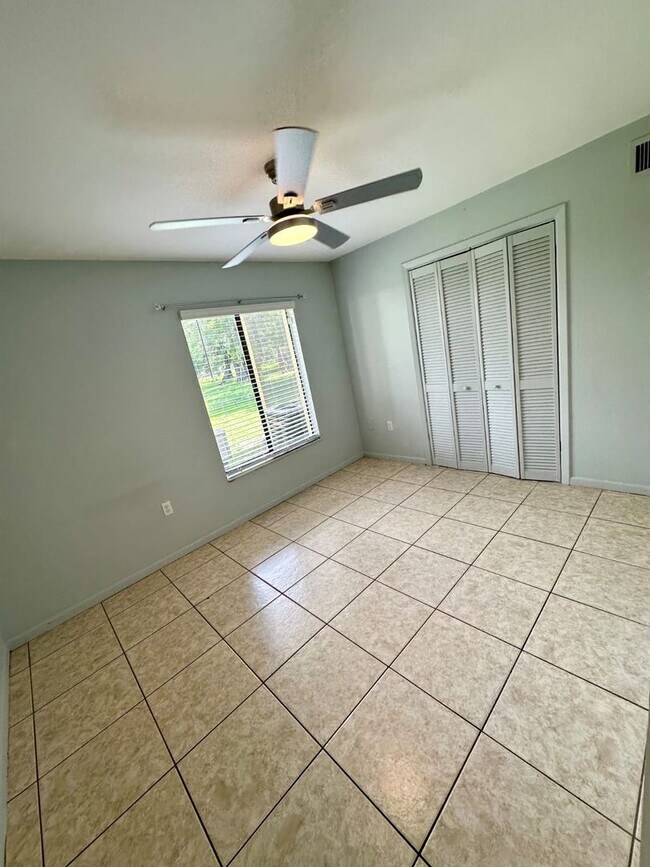 Building Photo - Large 2 bedroom condo on the first floor