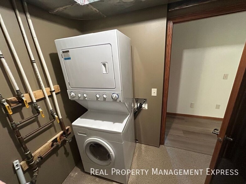 Building Photo - 2 Bedroom, 1 Bath Townhome with Amenities!