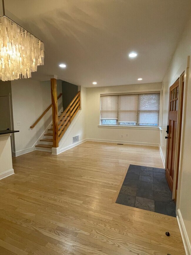 Building Photo - Super Convenient Kenilworth Location! 3 Bedrooms, 2 Bathrooms