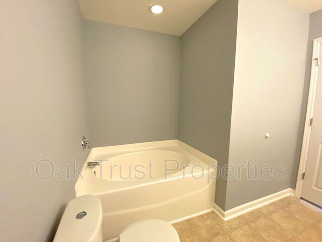 Building Photo - 410 Vinicio Dr