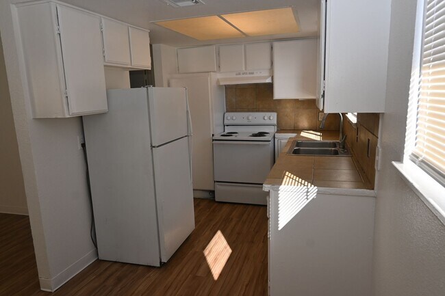 Building Photo - 2301 Stewart Ave #C C