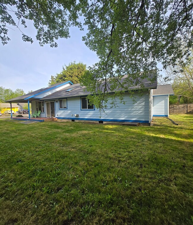 Building Photo - 3 Bed, 2 Bath Craftsman Style Home - Great Location in Port Townsend!