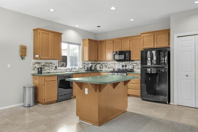 Building Photo - Inviting 3 BD | 2.5 BA Home w/ Massive Bac...