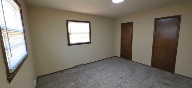 Building Photo - 2 Bedroom House close to Hospitals!  $895 Yard care INCLUDED!