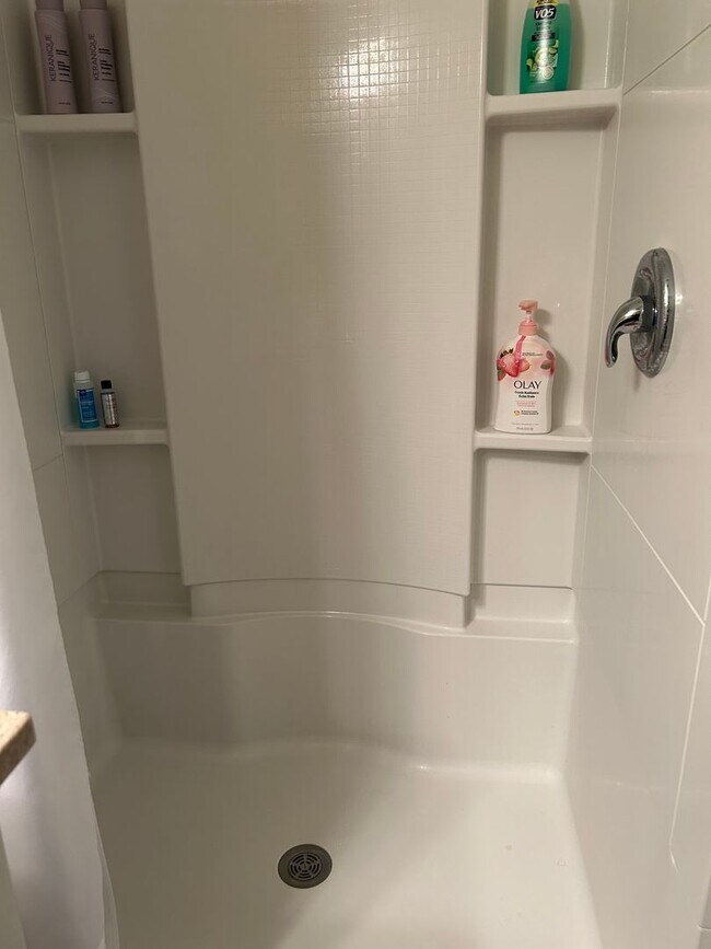 Building Photo - Stunning Move-in Ready 2 Bedrooms 2  bathr...