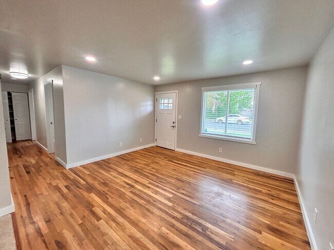 Building Photo - Completely Renovated 4 Bed, 2 Bath Home in Spokane!