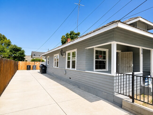 Building Photo - Private yard and parking, spacious updated interior. Don't miss out.