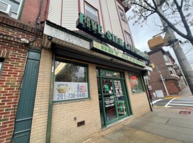 Building Photo - 1513 Summit Ave