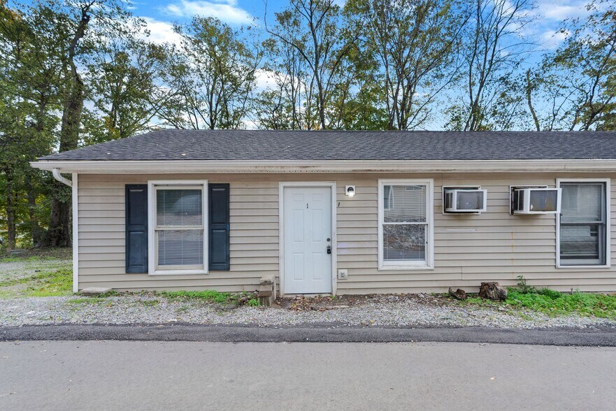 Building Photo - 185 Oak St