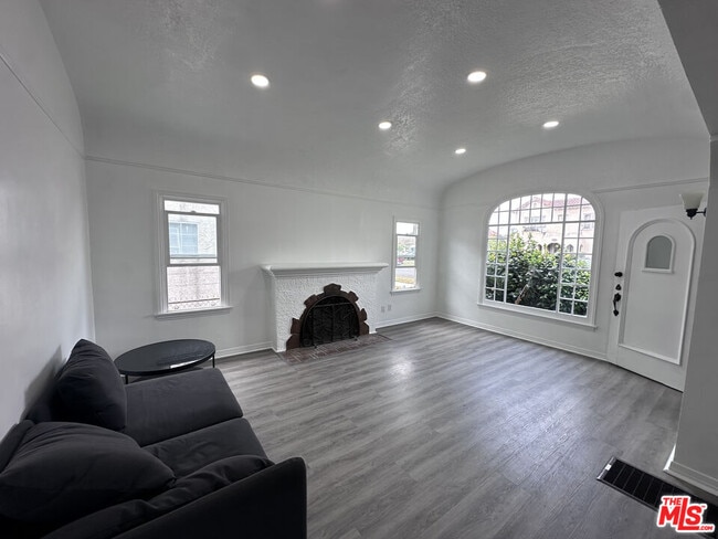 Primary Photo - 1116 W 64th St