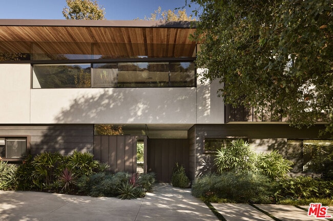 Building Photo - 2496 Mandeville Canyon Rd