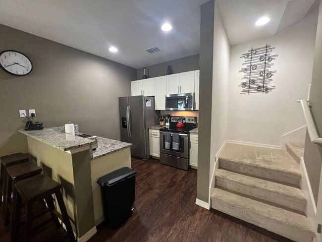 Building Photo - 8932 Shine Dr