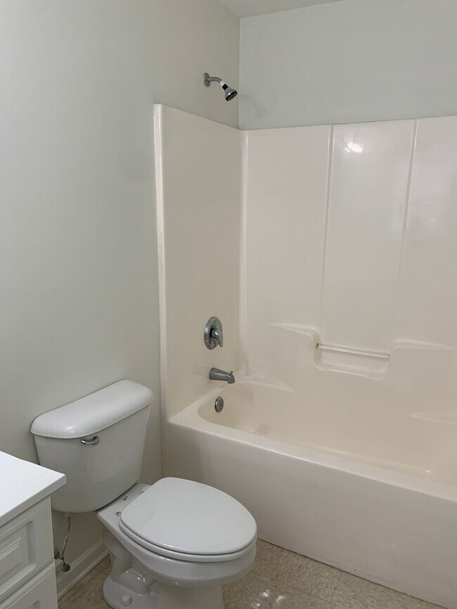 Building Photo - 3 Bedroom 2 Bath House on Victory Gardens Available Now