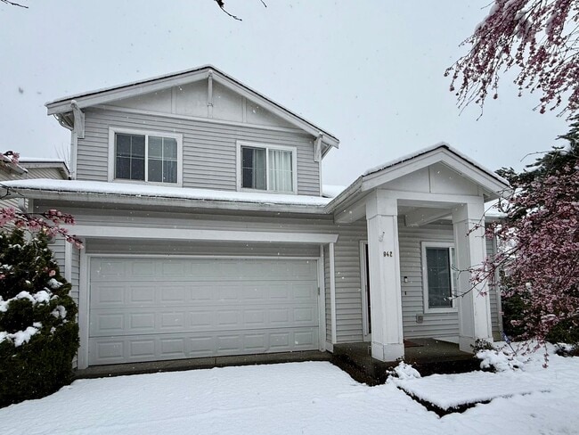 Building Photo - Bright Sammamish Home with Fully Fenced Yard