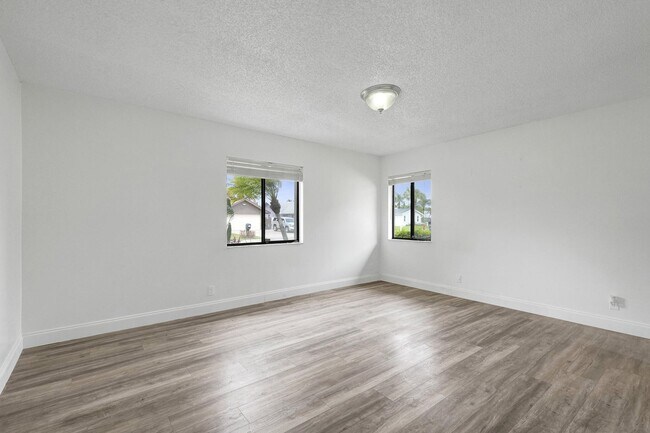 Building Photo - 5127 Woodstone Cir E