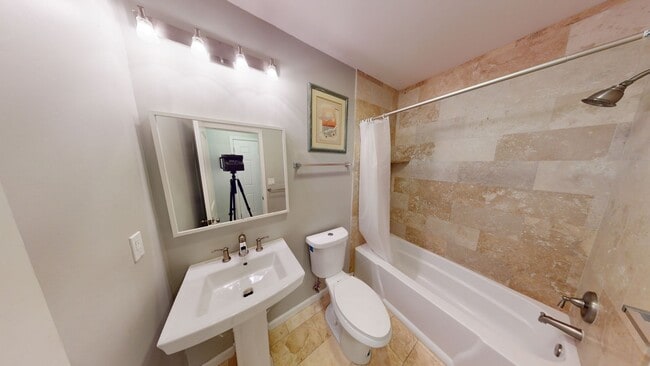 Building Photo - 4BD/3BA, Pool!! BIG house, 1800sqft!! (Lea...