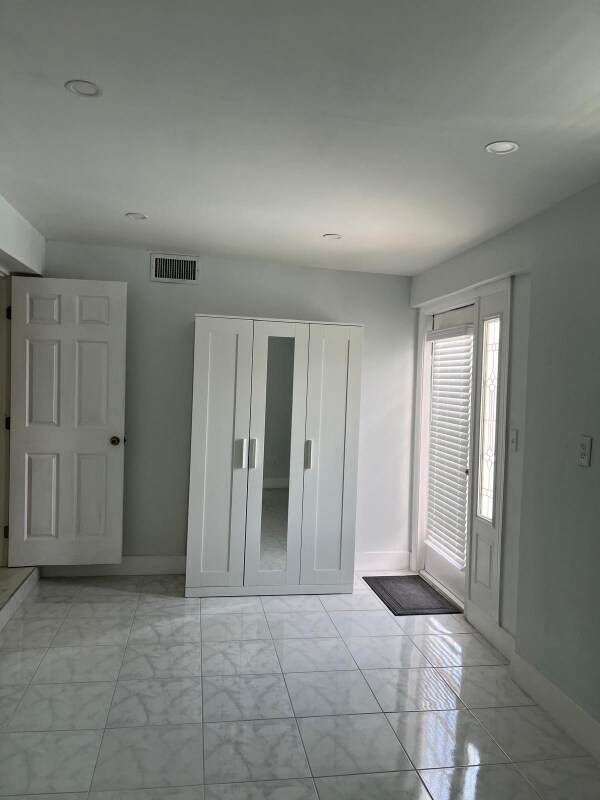 Building Photo - 4884 SW 45th Ave