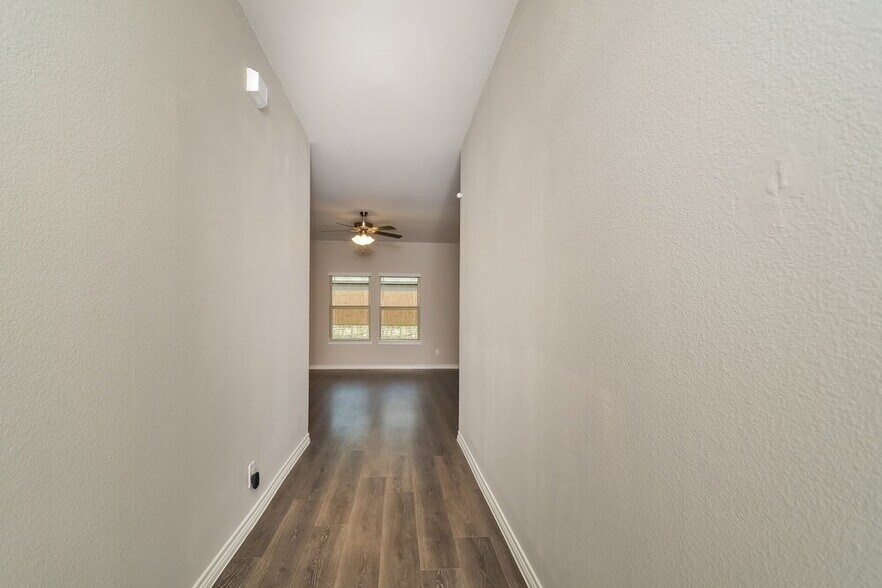 Building Photo - 403 Gallop Dr