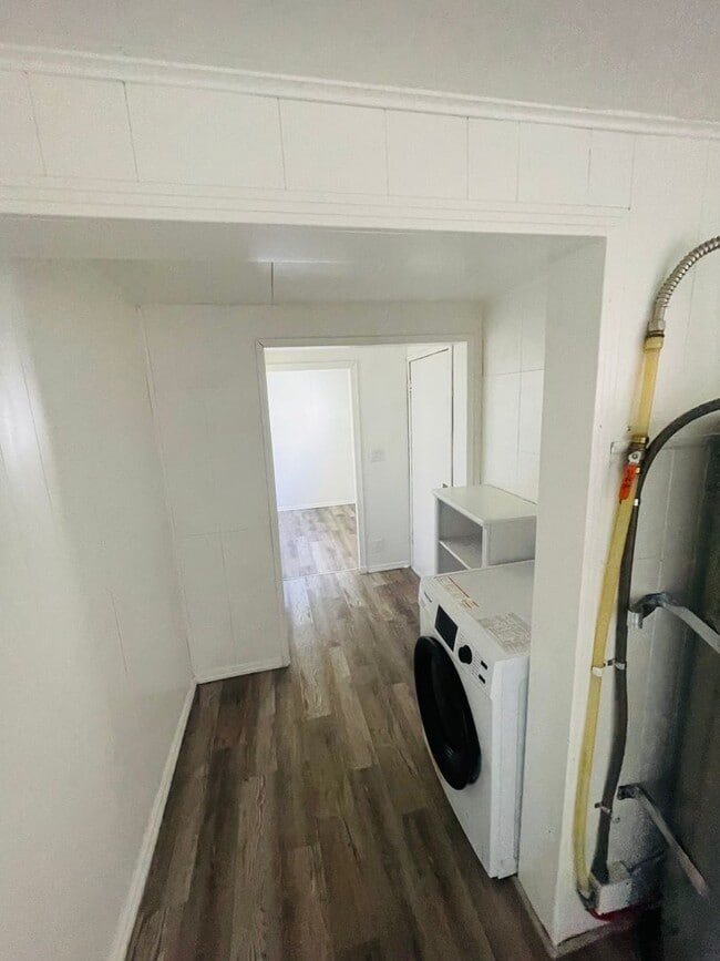 Building Photo - Cozy 2bdrm 1 bath house with yard and exte...