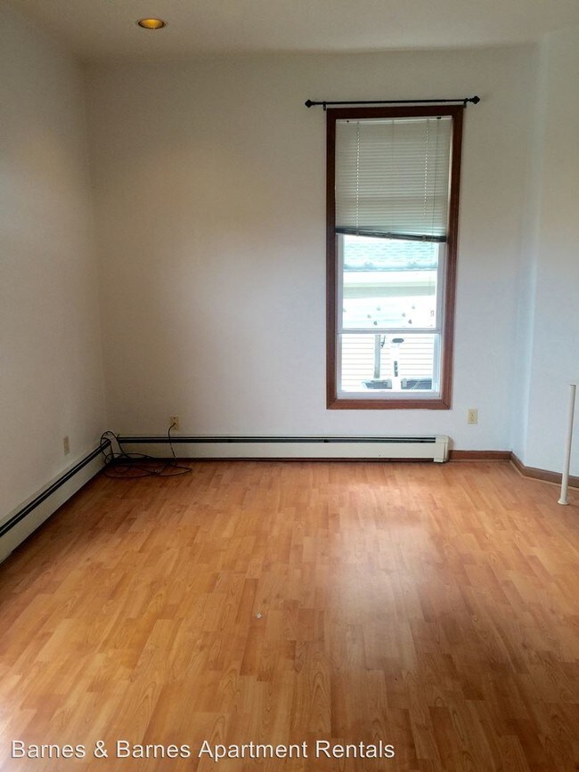 Building Photo - 512 W Cross St