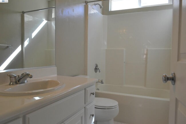 Building Photo - 1336 Tiffany Dr