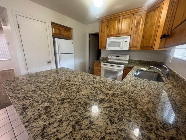 Building Photo - Beautiful duplex in amazing location!