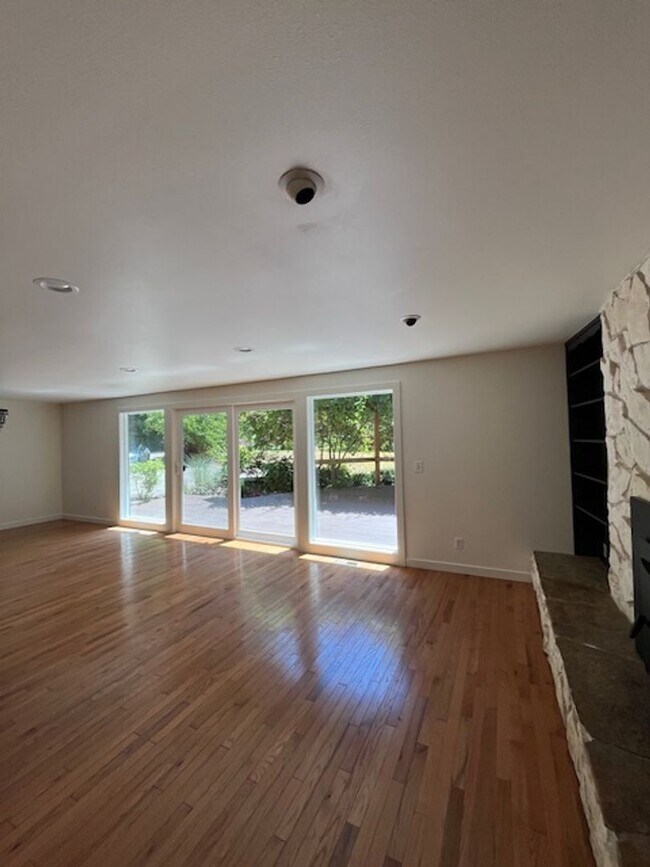 Building Photo - Spacious Country Home on Nearly 2 Acres!