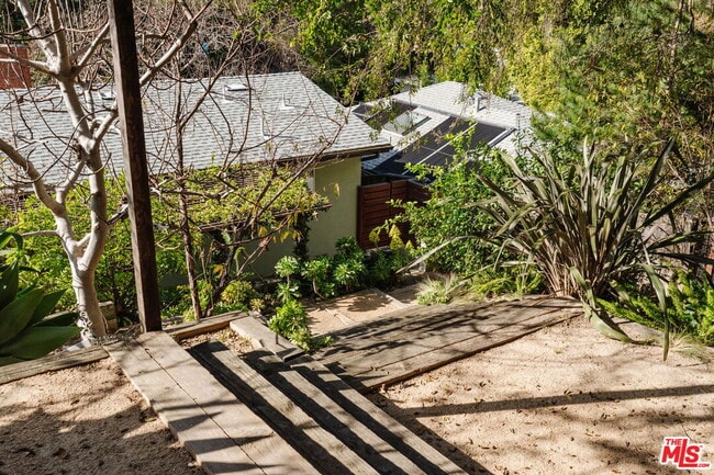 Building Photo - 2042 Sanborn Ave