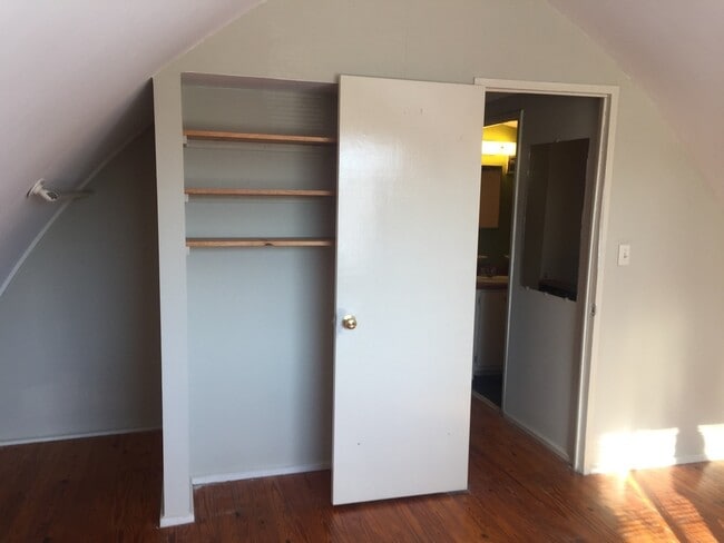 Building Photo - Unique & Affordable 2 Bedroom on Eastside ...