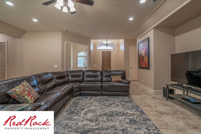 Building Photo - Minimally Furnished home in Little Valley!